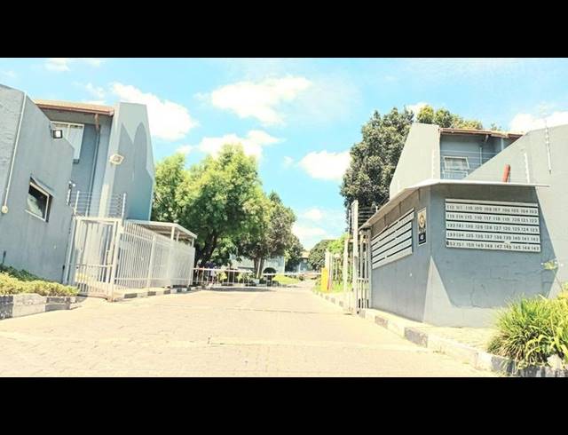 2 BEDROOM APARTMENT FOR SALE IN LYNDHURST ESTATES